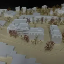 Städtebauliches Architekturmodell aus dem 3D-Drucker mit Gebäuden und Modellbäumen