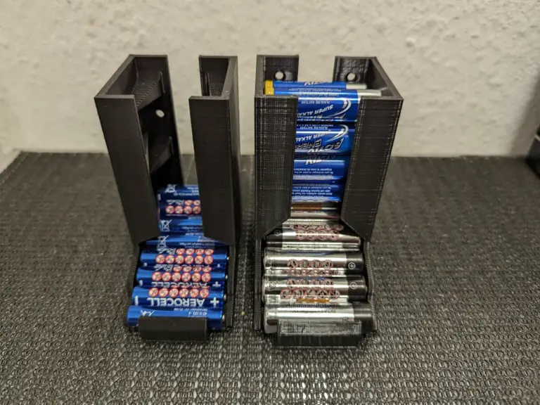 Schwarzer 3D-gedruckter Batteriespender, gefüllt mit Batterien