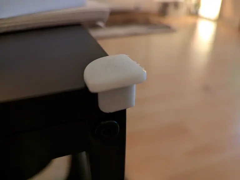 Weiße 3D-gedruckte Kappe auf einer Tischecke