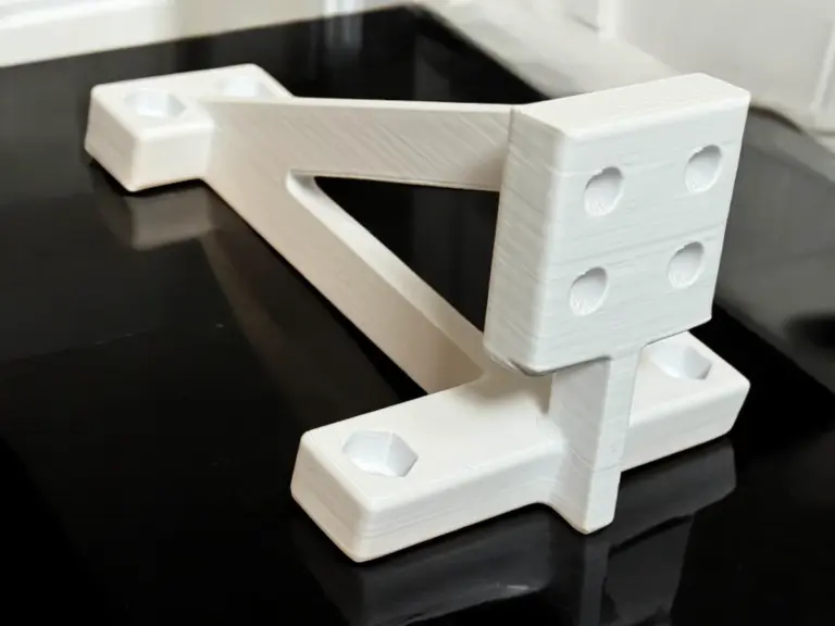 Weiße 3D-gedruckte Halterung mit Bohrungen