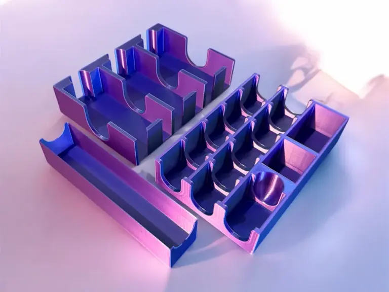 Violett schimmernder 3D-gedruckter Sortiereinsatz mit Fächern