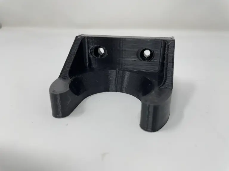 Schwarzer 3D-gedruckter Wandhalter mit zwei Schraublöchern