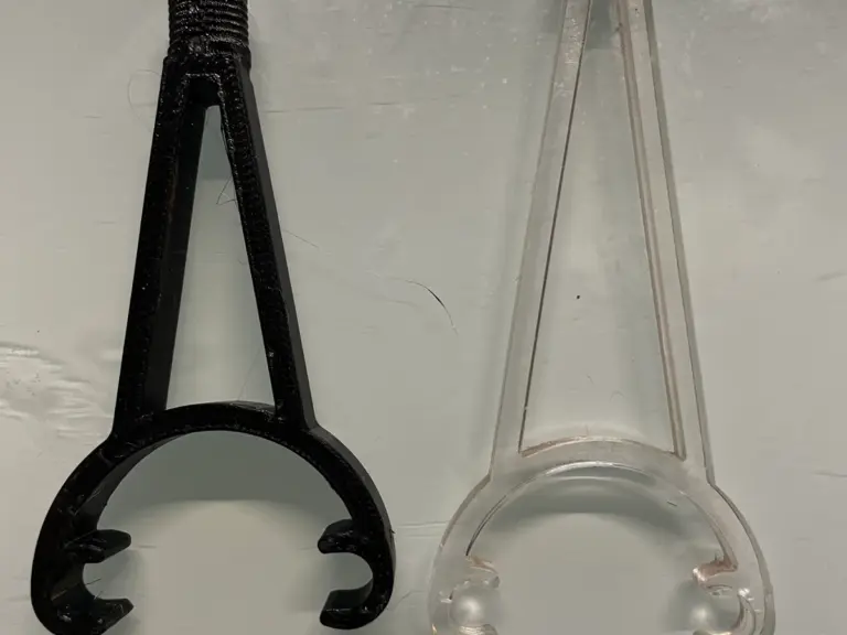 Schwarze 3D-gedruckte Aufhängung für ein Lampensystem neben dem transparenten Original