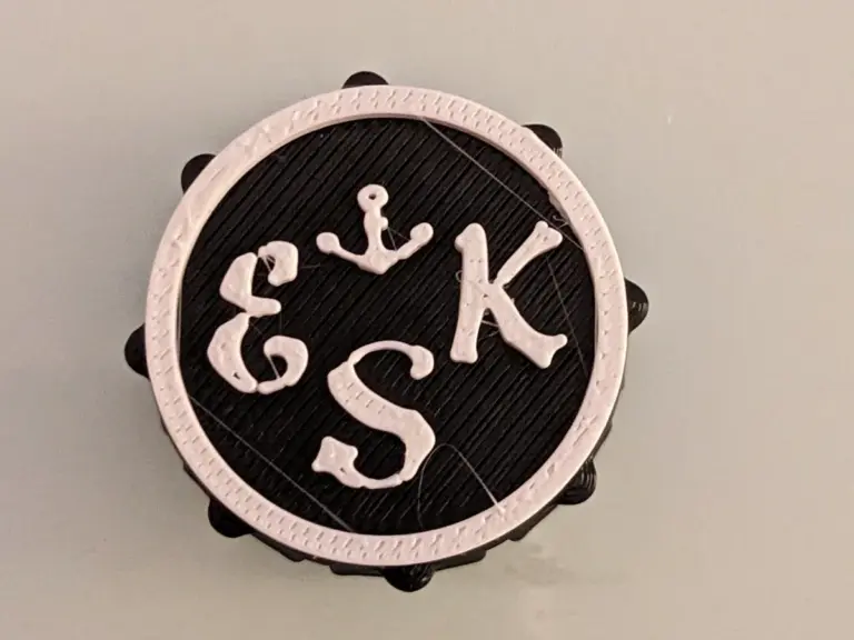Rundes schwarz-weißes 3D-gedrucktes Emblem mit Buchstaben und Anker