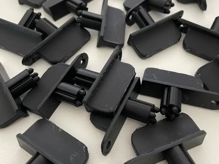 Viele schwarze 3D-gedruckte Schlüssel, nach einem Original nachgefertigt