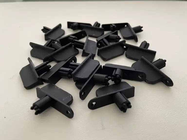 Mehrere schwarze 3D-gedruckte Schlüssel mit Zapfen und Lasche
