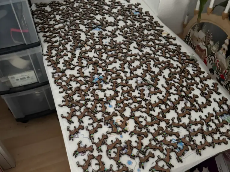 Tisch voller kleiner 3D-gedruckter Anhänger aus einem Auftrag