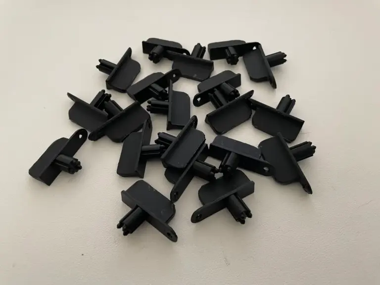 Schwarze 3D-gedruckte Schlüssel auf hellem Untergrund