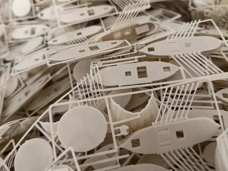 Großer Stapel 3D-gedruckter Bausatz-Karten für Schiffsmodelle