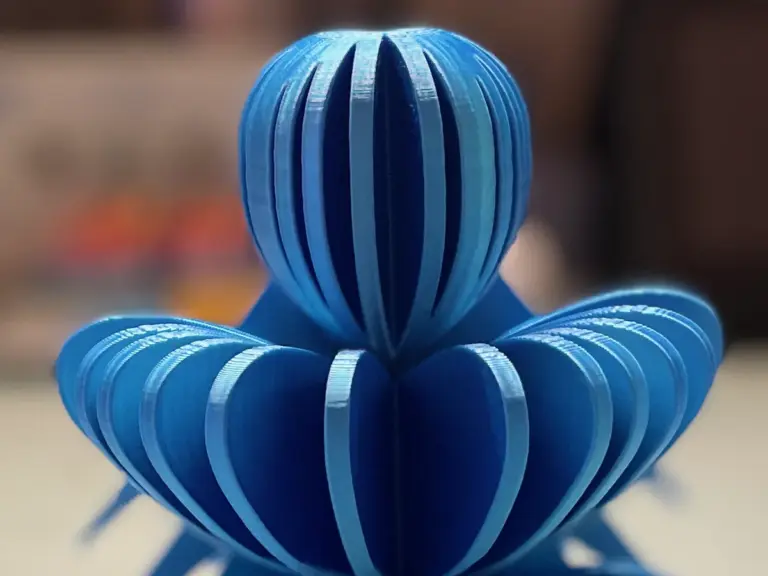 Blaue 3D-gedruckte Skulptur aus dünnen Lamellen