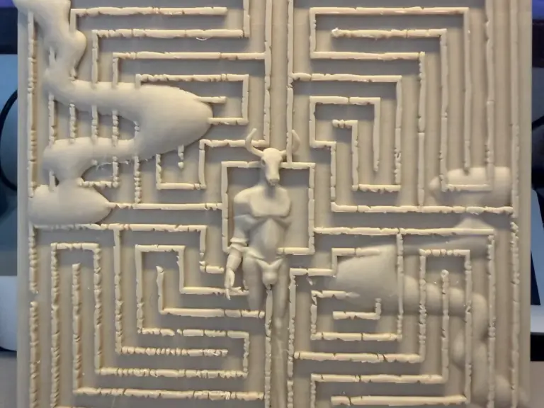 Helles 3D-gedrucktes Relief mit Labyrinth und Figur
