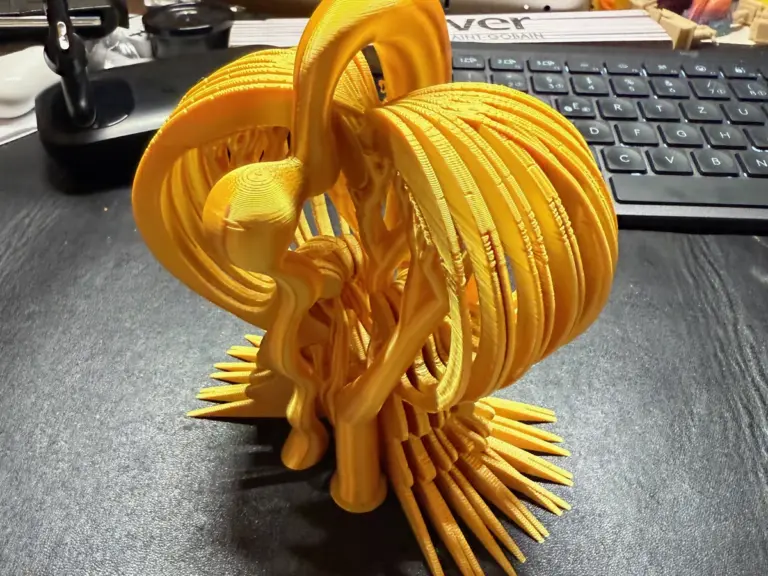 Goldfarbene 3D-gedruckte Skulptur aus geschwungenen Lamellen