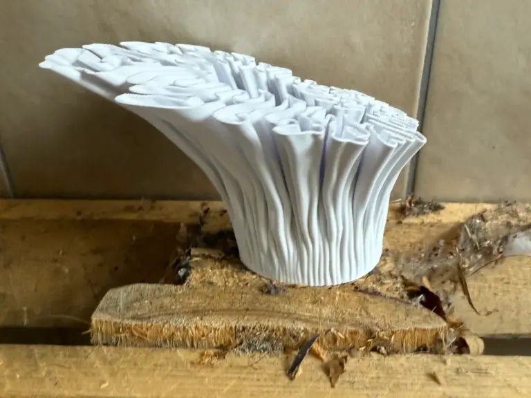 Weiße 3D-gedruckte Skulptur mit organischer, fächerartiger Form
