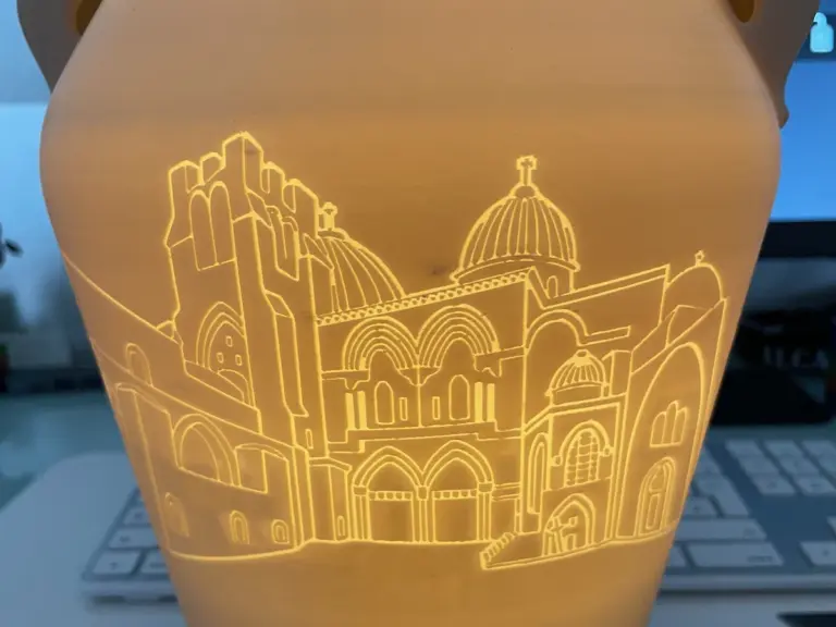Von innen beleuchtete 3D-gedruckte Vase mit durchscheinender Stadtansicht