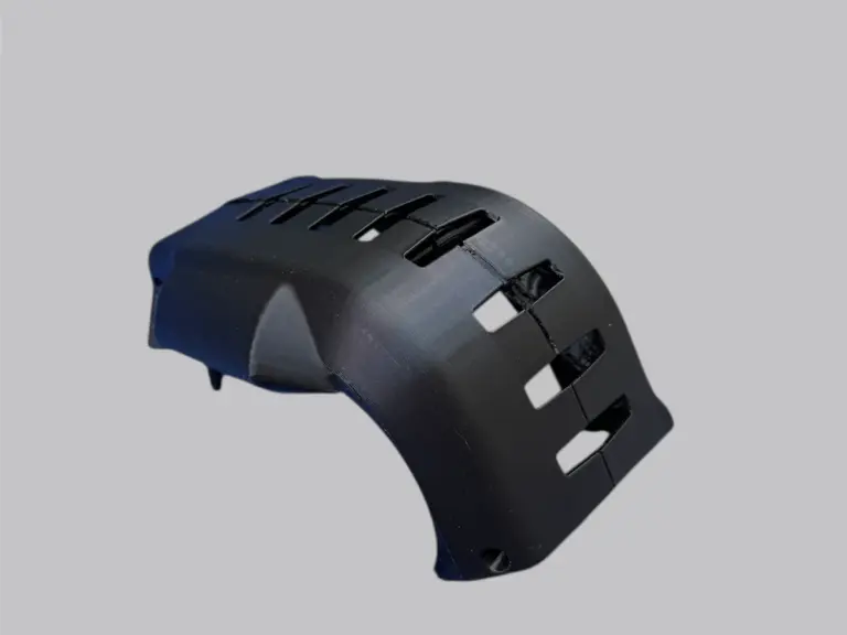 Schwarze 3D-gedruckte Abdeckung mit Lüftungsschlitzen