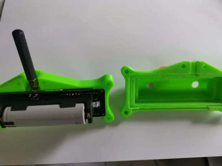Grünes 3D-gedrucktes Gehäuse mit eingesetzter Platine, Akku und Antenne