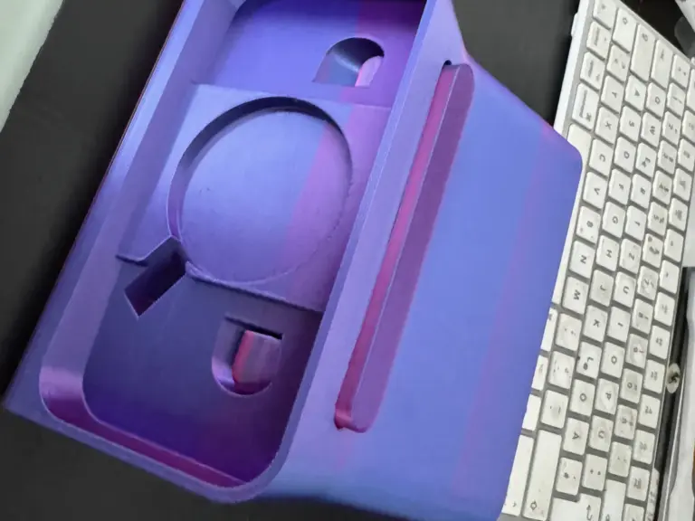 Violette 3D-gedruckte Gehäuseschale mit Aussparungen