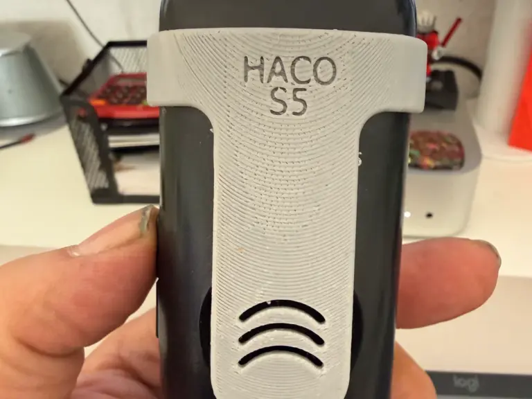 3D-gedruckter Halter mit Beschriftung, auf ein Handgerät aufgesteckt