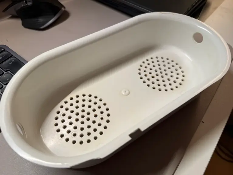 Weißer 3D-gedruckter Korb mit zwei Lochfeldern
