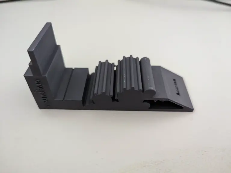 Schwarzer 3D-gedruckter Ständer mit Rillenprofil