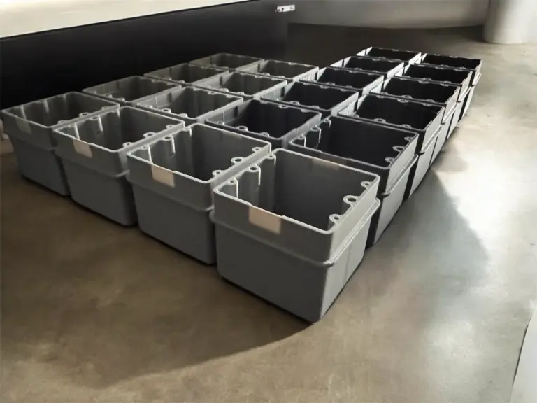 Graue 3D-gedruckte Unterputzdosen, in Reihen aufgestellt